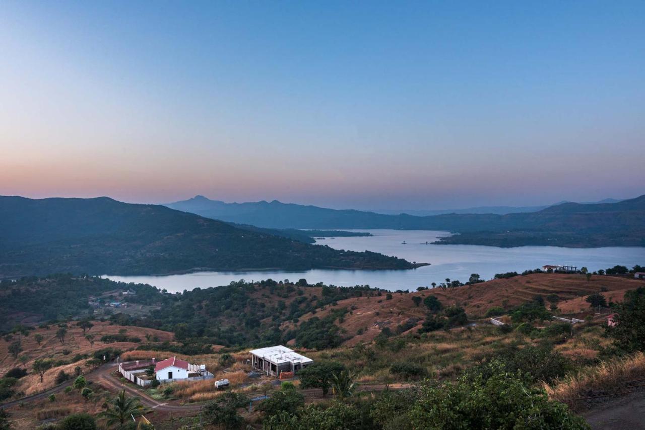 Eyes On The Lake By Stayvista - A Hillside Villa With A Captivating View Of The River Pune Exterior foto